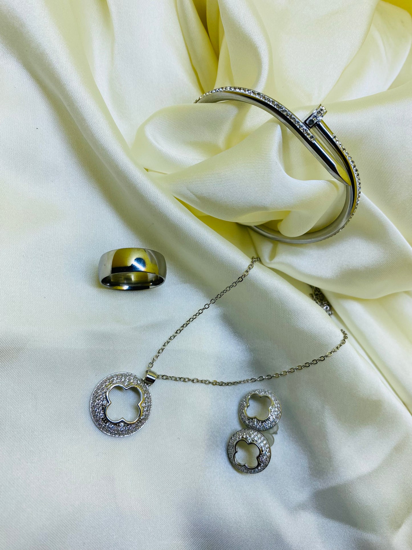SILVER CLOVER JEWELRY SET