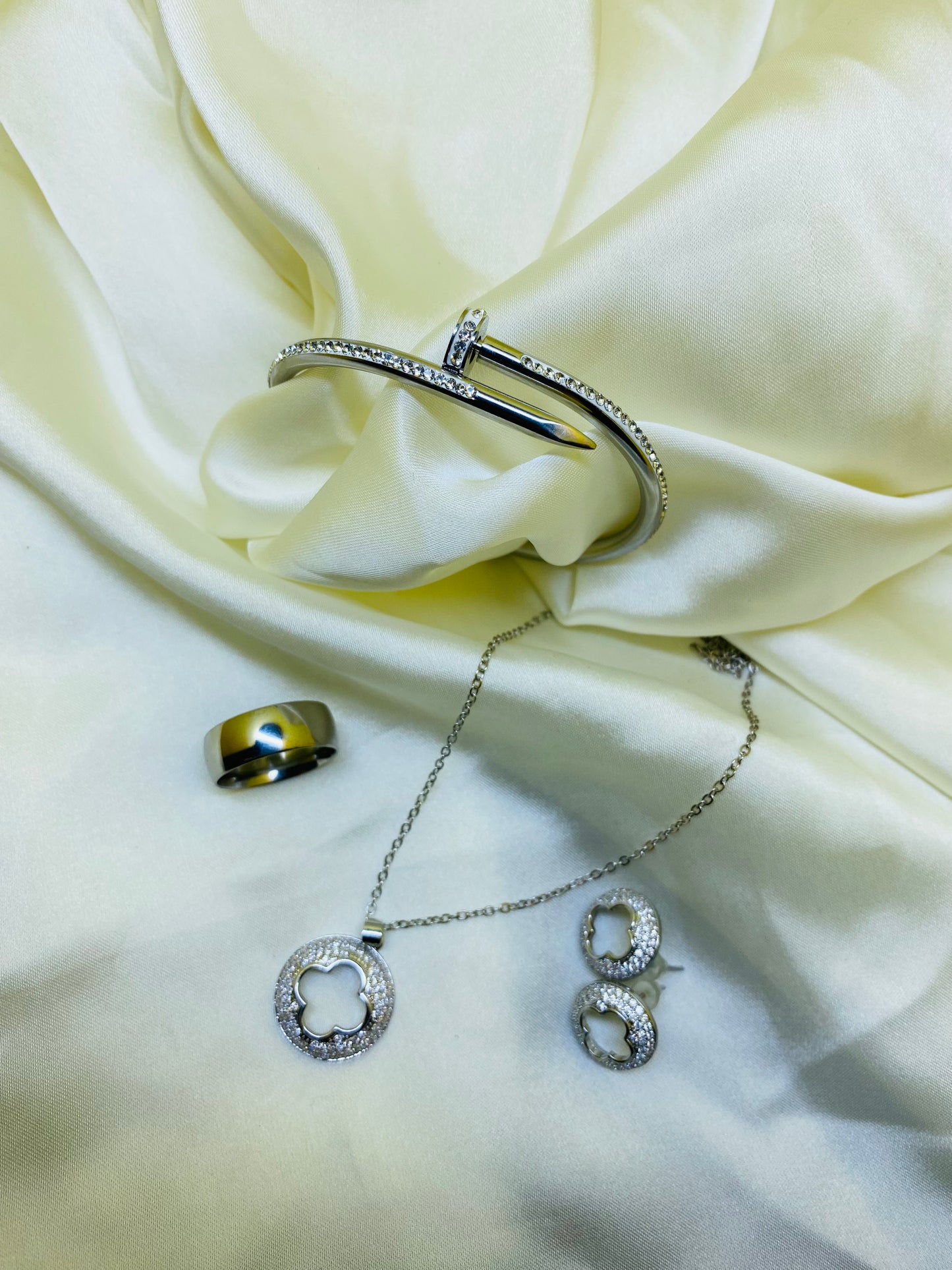 SILVER CLOVER JEWELRY SET