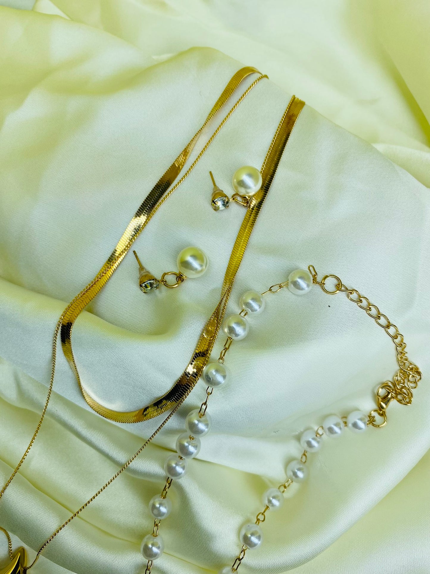 LAYERED GOLDEN NECKLACE SET