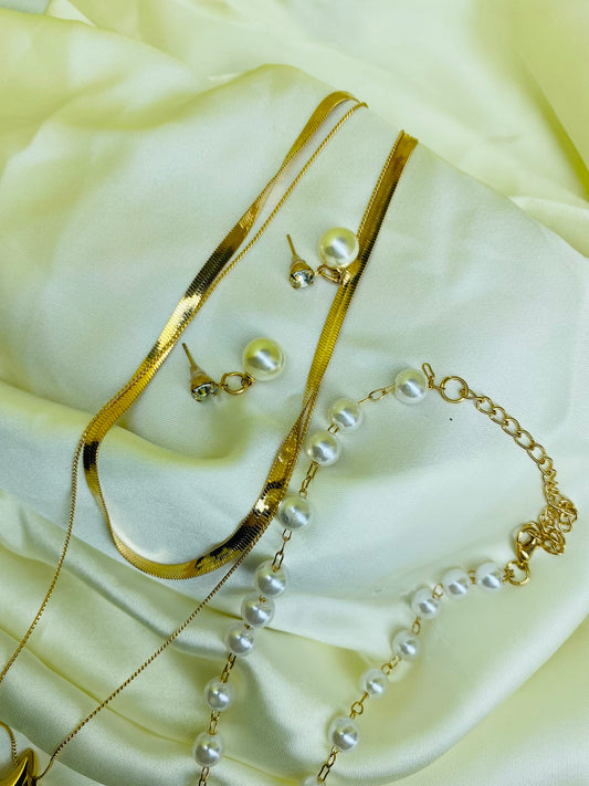 LAYERED GOLDEN NECKLACE SET