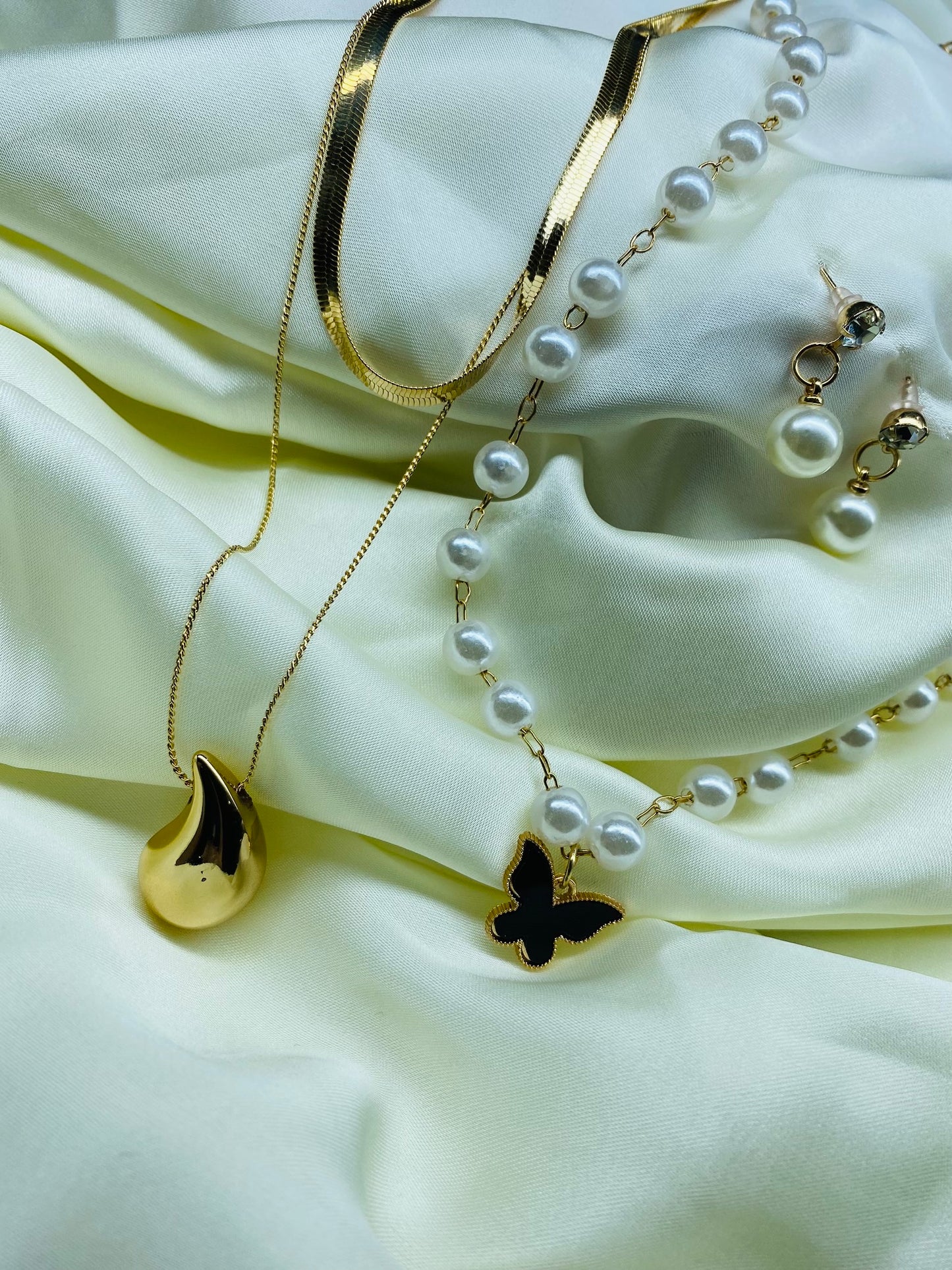 LAYERED GOLDEN NECKLACE SET
